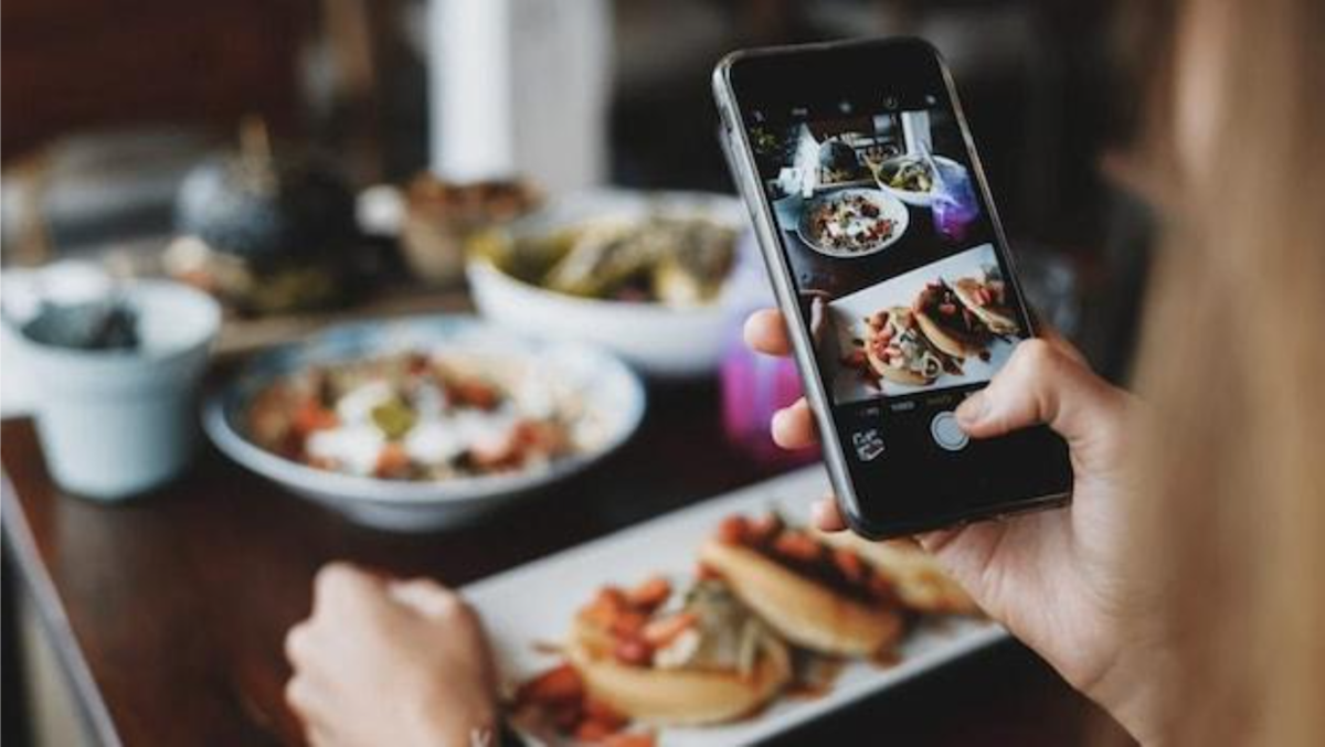 Should Restaurants Ban Smartphone Usage While Dining? Experts Weigh In